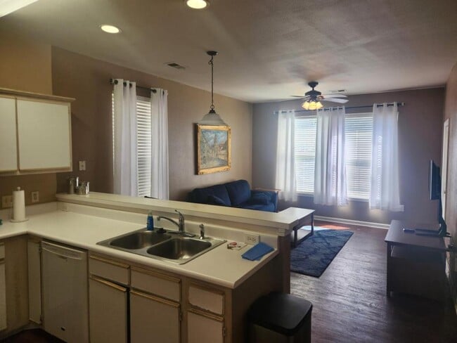 Building Photo - 1314 River Oaks Dr
