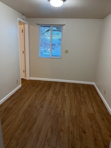 Bedroom. - 2667 Lakeshore Blvd