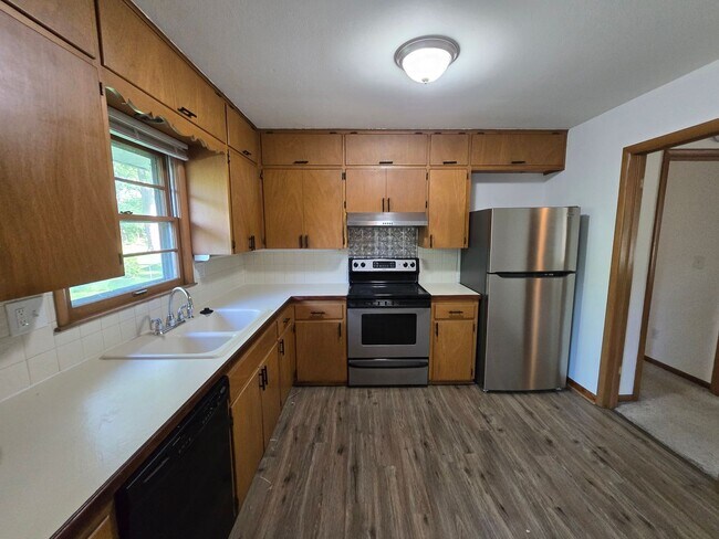 Building Photo - Beautiful 4 bedroom behind the Golf Coarse