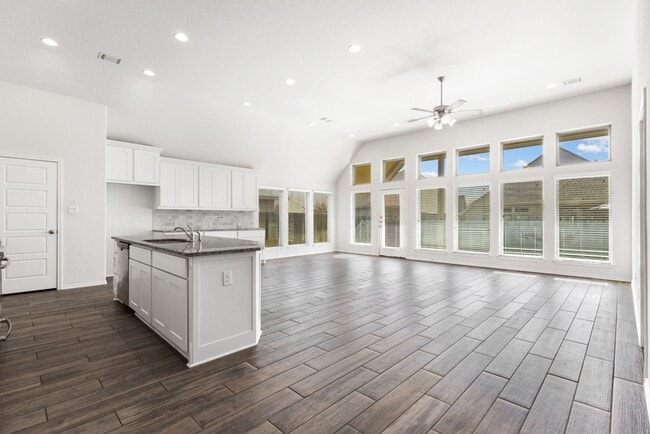 Building Photo - 4 Bedroom/3 Bath Kallinson Ranch Subdivision