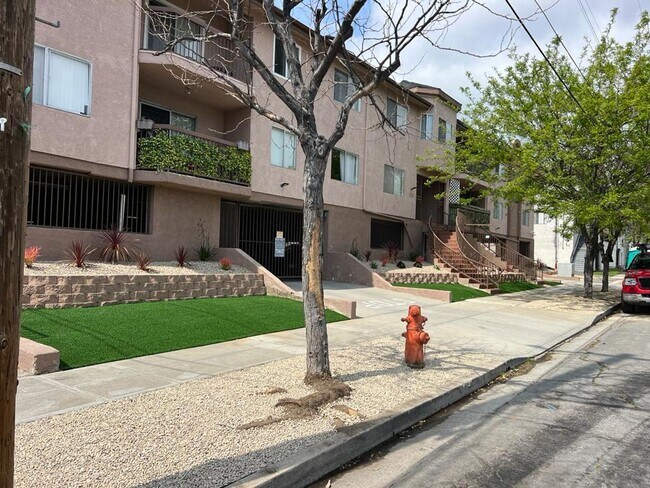 Building Photo - 221 W Elm Ave