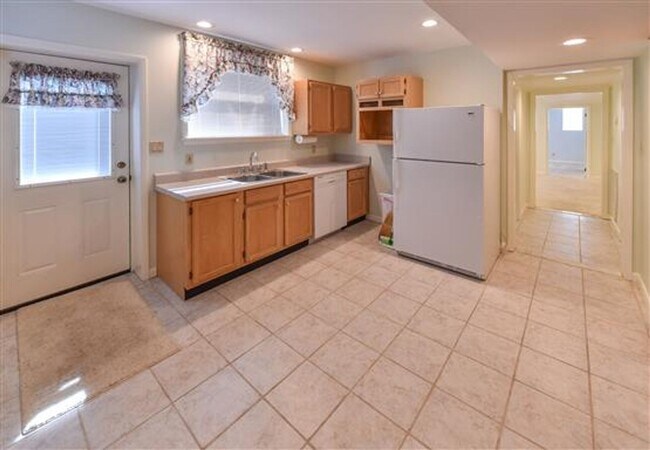 Building Photo - Two Kitchens!, Double the Living in Donels...