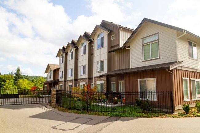 Building Photo - Gorgeous 2 Bedroom 1 Bath top floor Privat...