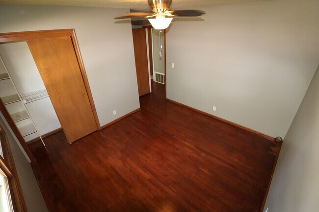 Building Photo - 1409 Thomas Dr
