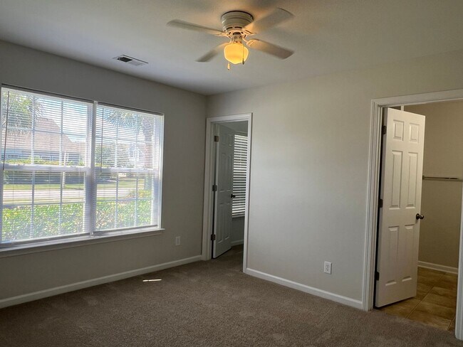 Building Photo - Beautiful 4 Bedroom, 3.5 Bath, Pet Friendl...