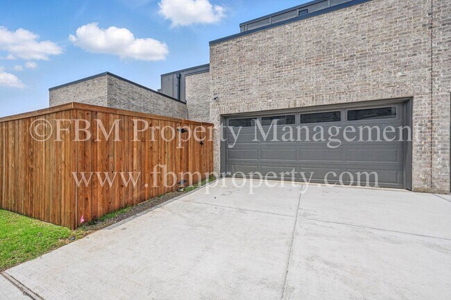 Building Photo - 2113 Luna Dr