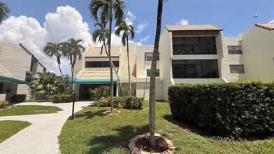 Building Photo - 301 Racquet Club Rd