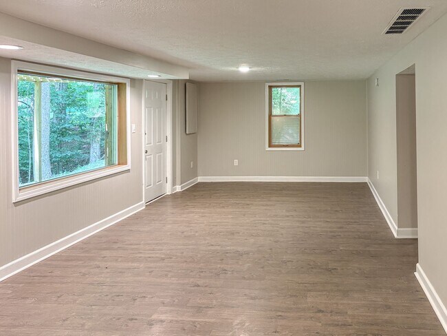 Building Photo - Single Family Residence