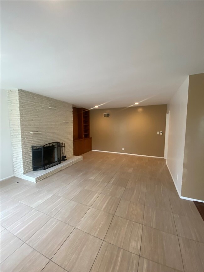 Building Photo - 4968 W 59th St