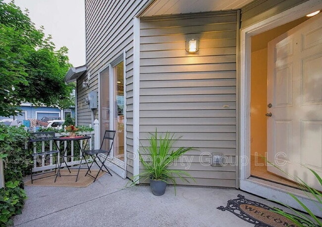 Building Photo - 6001 NE 33rd Cir