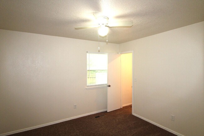 Building Photo - 904-904 Aspen Ct