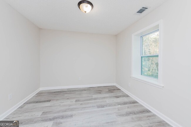 Building Photo - 3584 Log Cabin Dr