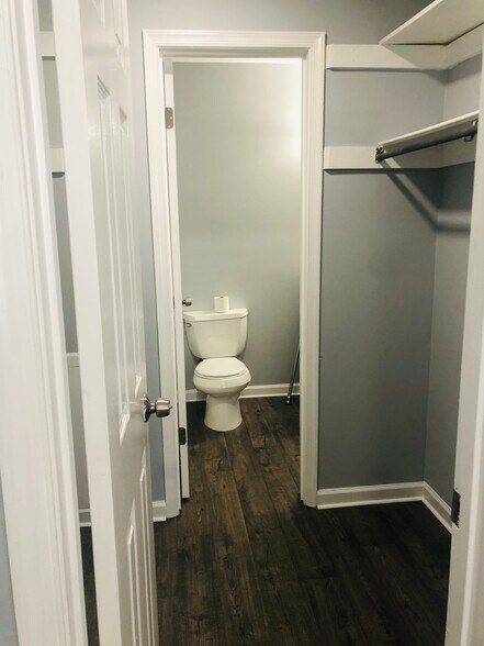 Walking closet into MB - 1401 Key Pkwy