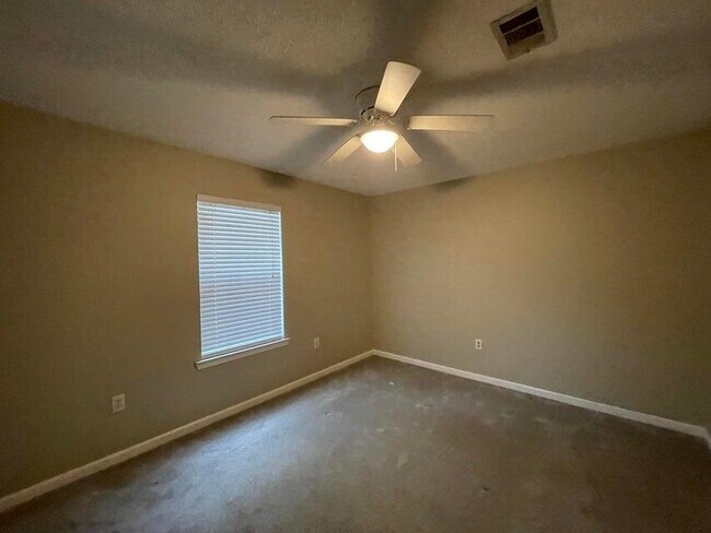 Building Photo - 487 Woodlawn Rd