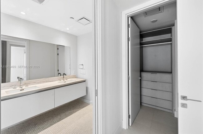 Building Photo - 700 NE 26th Terrace