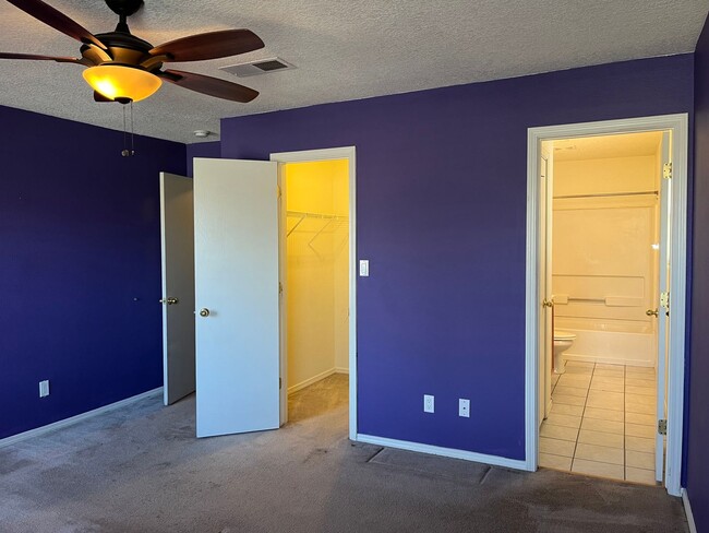 Building Photo - Cozy 3 Bedroom 2 Bathroom Home In The NW!