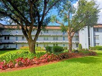 Building Photo - 333 N Lake Howard Dr