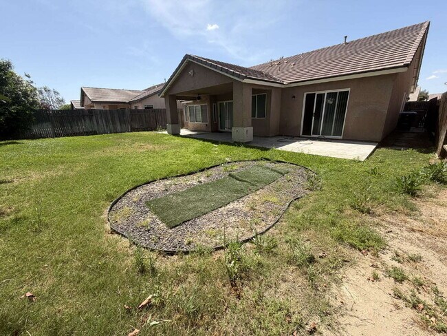 Building Photo - Charming Single-Story Home with Spacious Layout & Modern Comforts