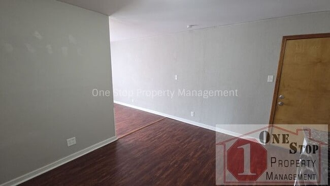 Building Photo - 3 Bedroom, 2 Bathroom with 1 Car Garage in Gladstone, Missouri