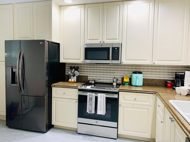 Fully equipped kitchen - 28 Harbour Isle Dr W