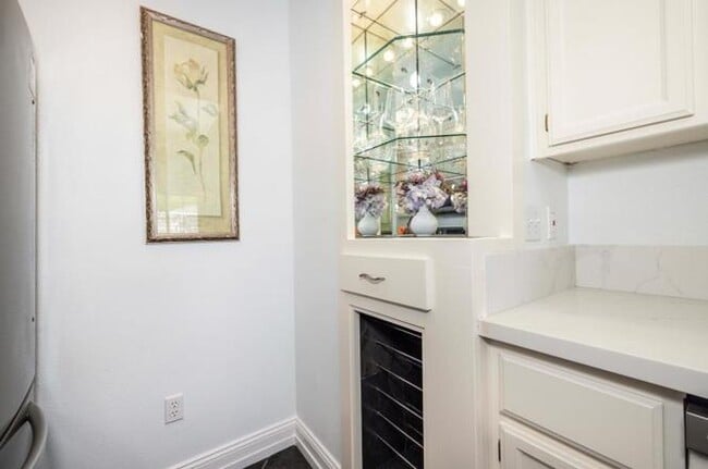 Building Photo - APARTMENT