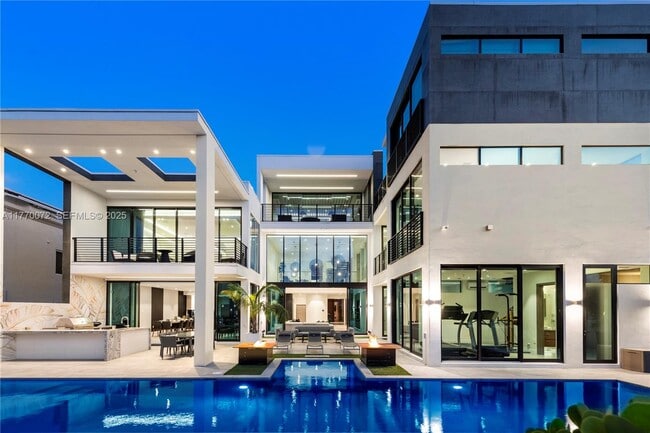 Building Photo - 1400 Bayview Dr