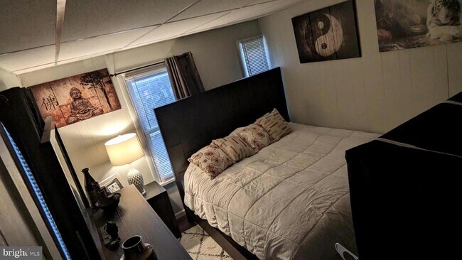 Building Photo - 604 W Holly Ave