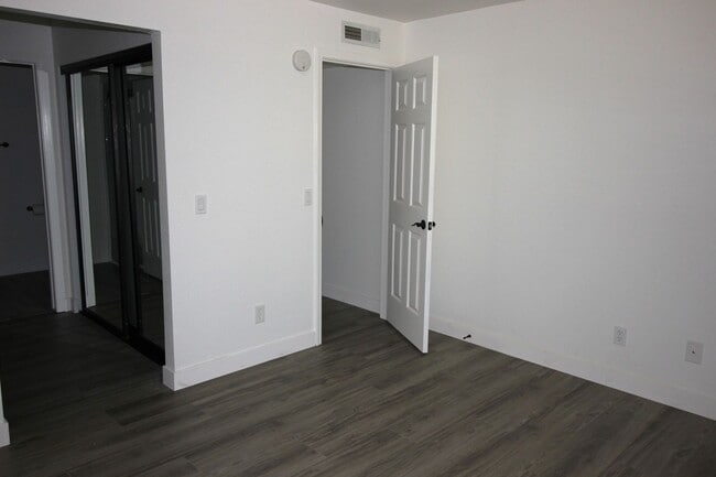 Building Photo - 2 Bedroom Condo For Rent