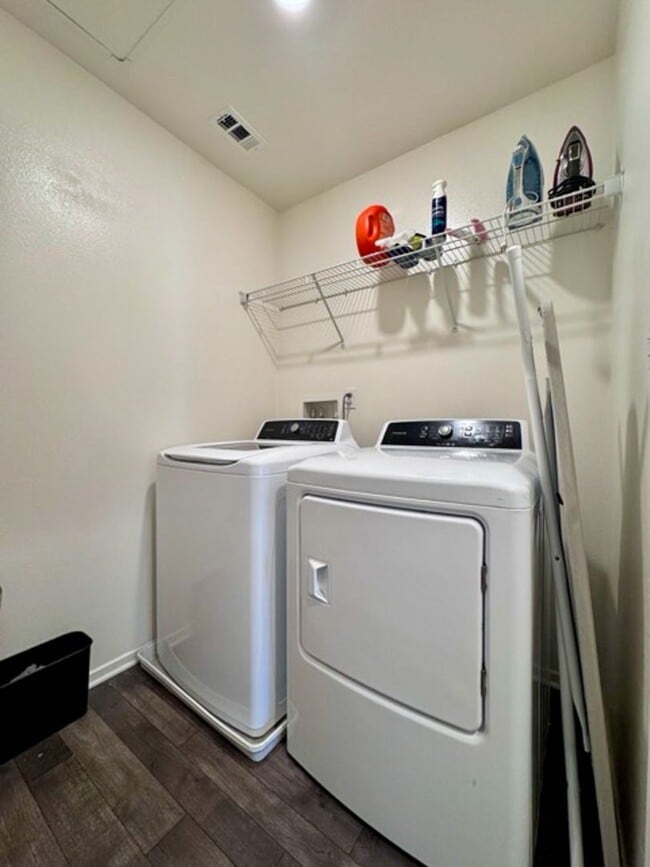 Building Photo - Beautiful 3 bedroom Town house available f...