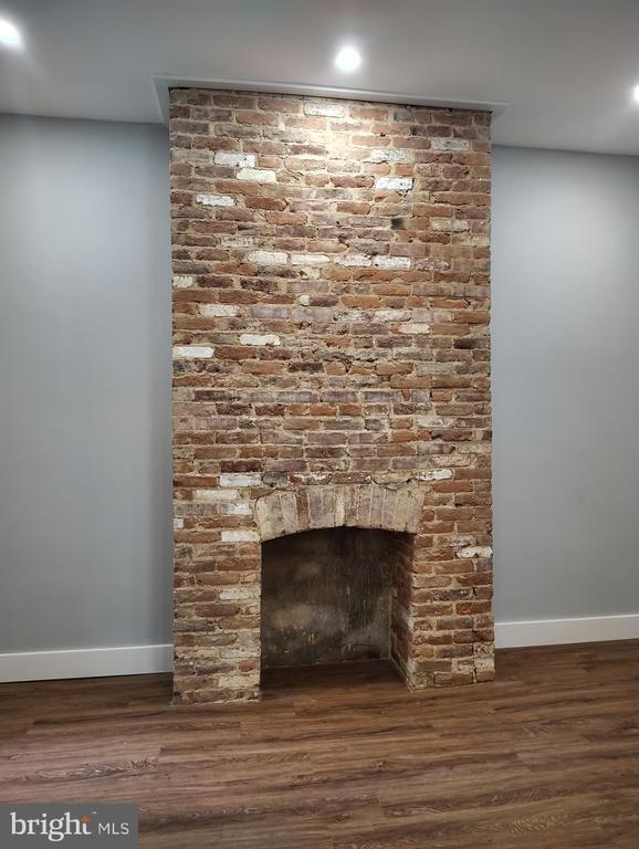 Building Photo - 230 S Market St