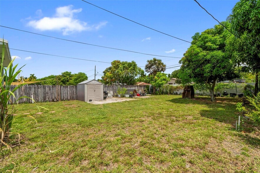 Building Photo - 2502 Funston St