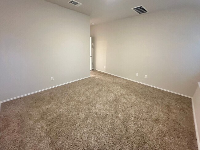 Building Photo - AVAILABLE NOW!