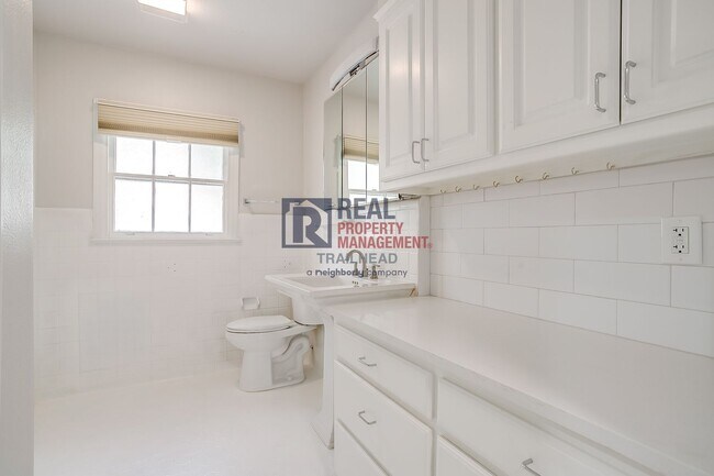 Building Photo - Charming Monticello Townhome – 4 Beds, Updated Kitchen & On-Site Parking