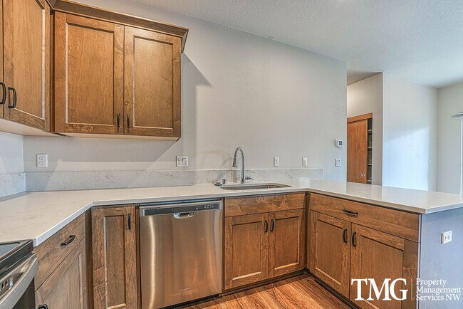 Building Photo - 2BD Duplex in Great Washougal Location! Beautiful Finishes!