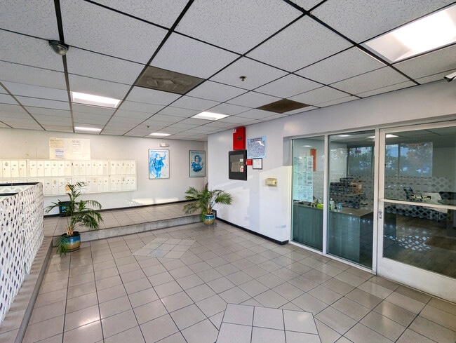 Lobby - 553 S St Andrews Pl