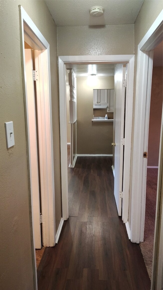 Building Photo - 8610 Valley S Dr