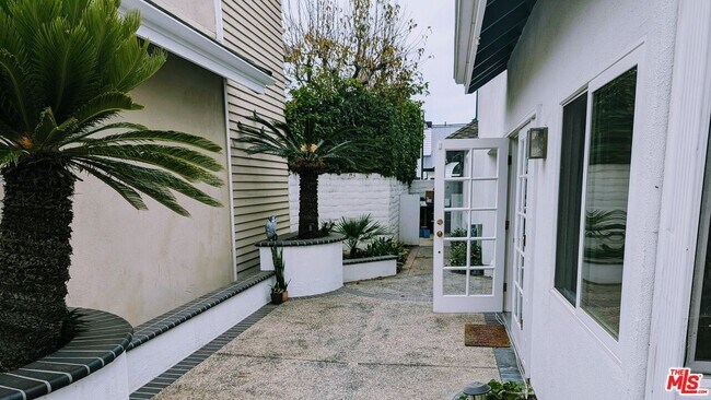 Building Photo - 2730 Point Del Mar