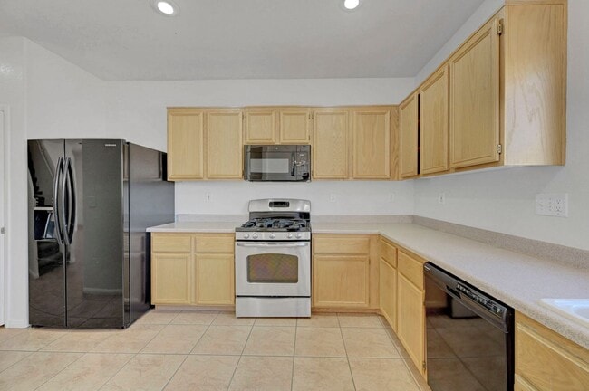 Building Photo - Adorable 2 story in the Northwest! Fresh paint and new carpet!