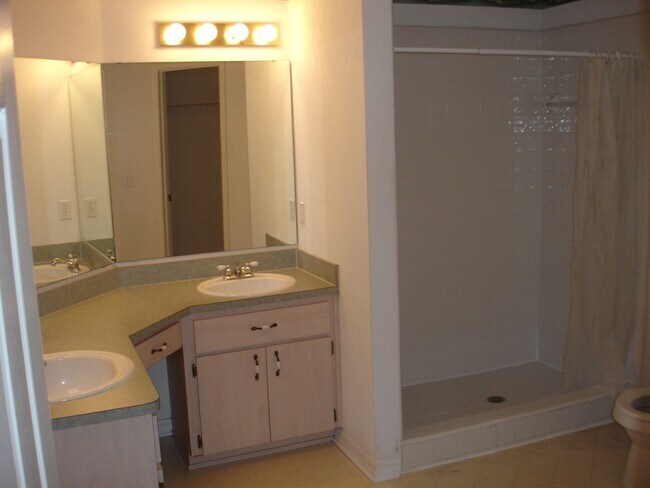 Building Photo - *RENT SPECIAL $100 OFF RENT NEW PRICE $195...