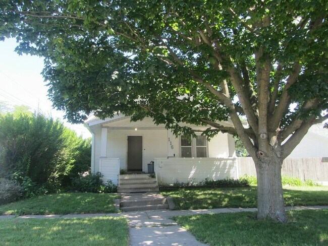 Building Photo - Huge 4 bedroom House with large garage