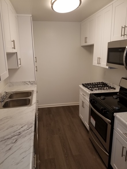 kitchen w/gas range & microwave - Newcastle Towers Apartments