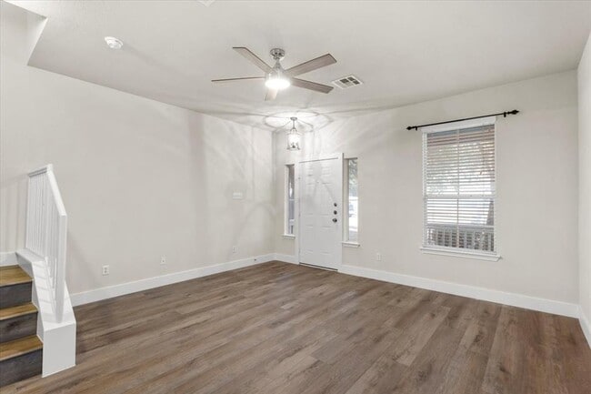 Building Photo - 410 Bandstand Ln