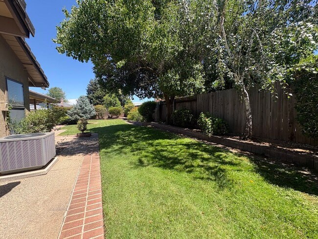 Building Photo - Spacious 4 Bedroom Home in Quiet Galt Neighborhood