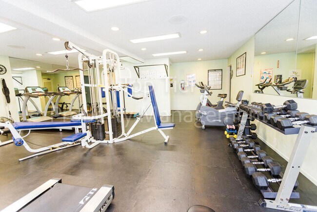 Building Photo - Spacious Top-Floor 1BR Condo with Ocean Vi...