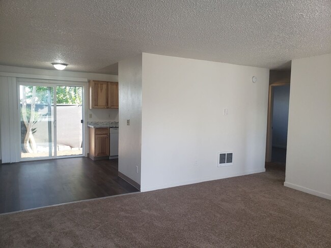 Building Photo - Updated Four-Plex in SE Portland with Fenc...