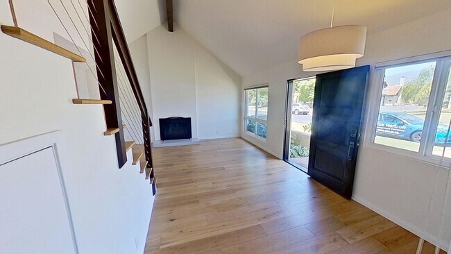 Building Photo - Spacious 3 bed / 3 bath in the More Mesa area