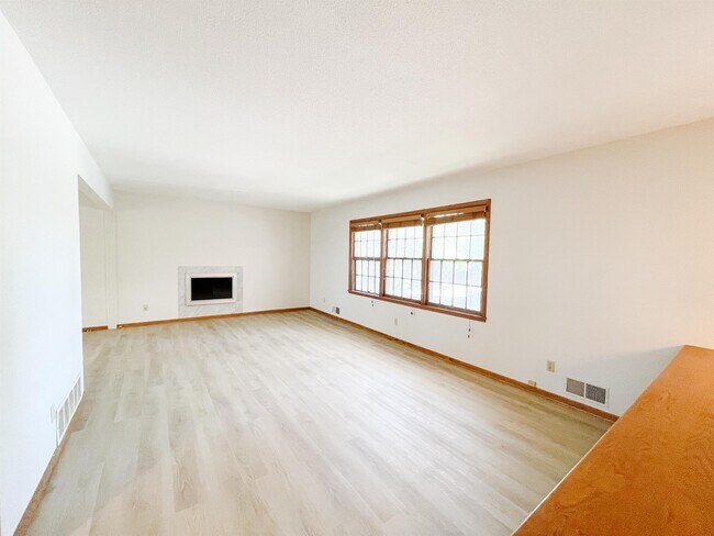 Building Photo - 1172 Highview Dr