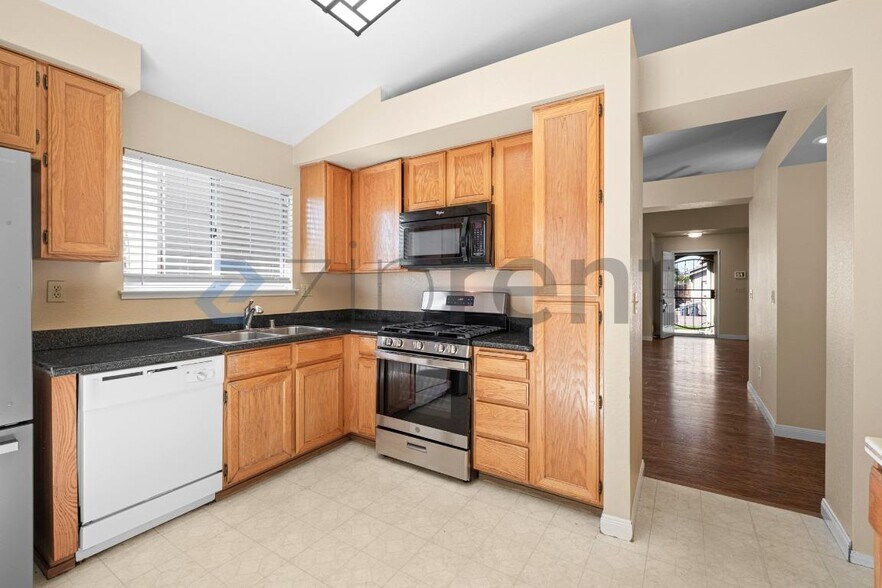 Building Photo - 1205 Silk Oak Dr