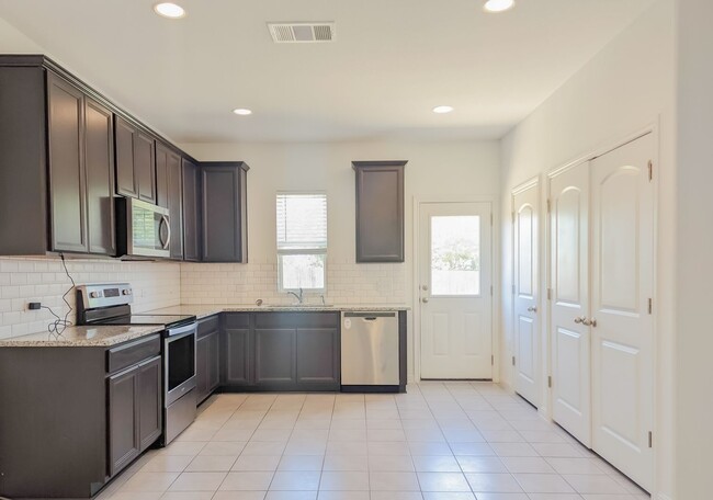 Building Photo - 6510 Routenburn St