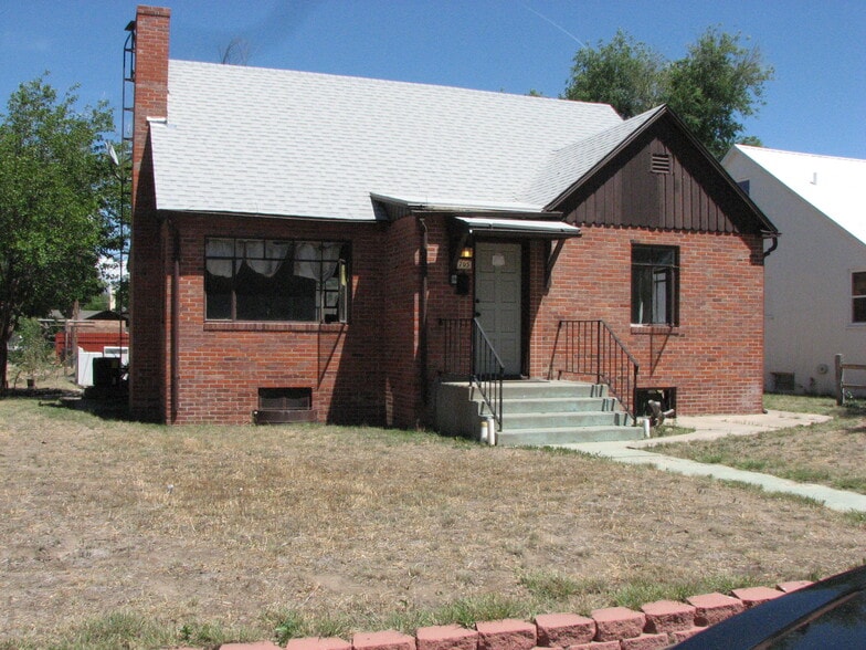 Front view. Unit B entrance in back - 705 S 8th St